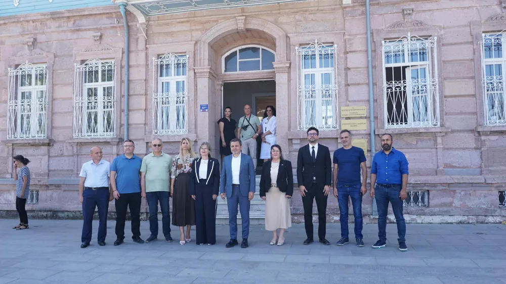 Kurdele kesimiyle başlayan programda, kursiyerlerin hazırladığı ürünler tek tek tanıtıldı.